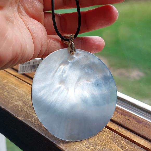 NWT Lee Sands carved floral shell necklace, 18" - Picture 6 of 6